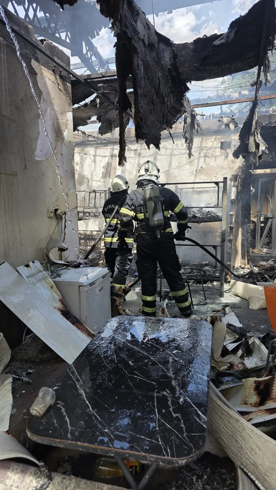 Şırnak'ta yangın sırasında itfaiye erinden örnek hareket
