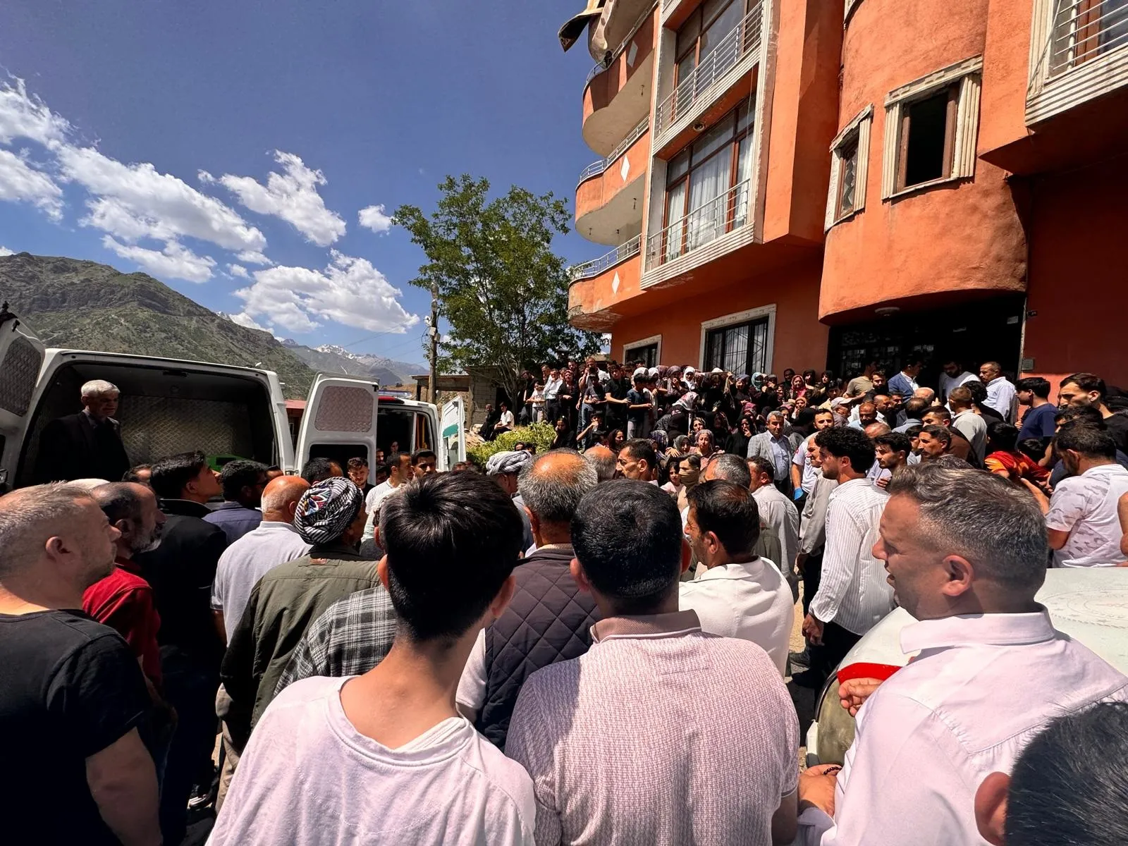 Şemdinli'de uzman çavuş dehşeti Eşi dahil dört kişiyi öldürdü