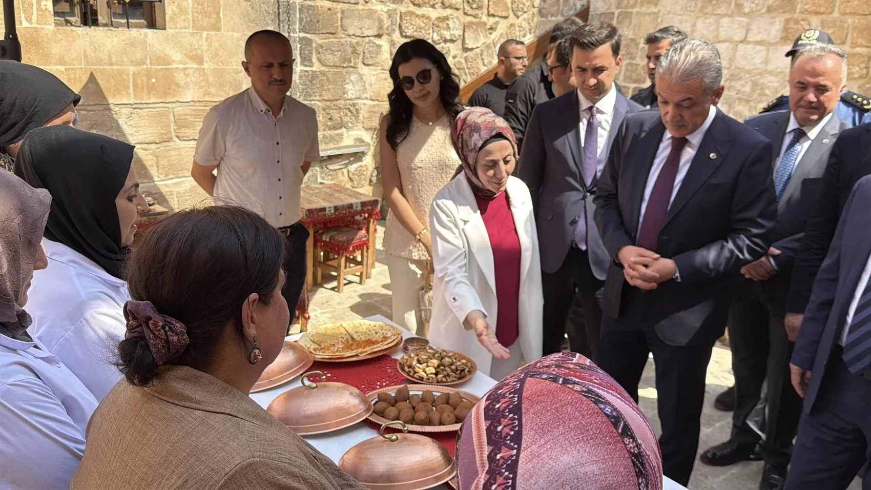 Midyatlı kadınlar tarihi konakta el emeğini kazanca dönüştürüyor
