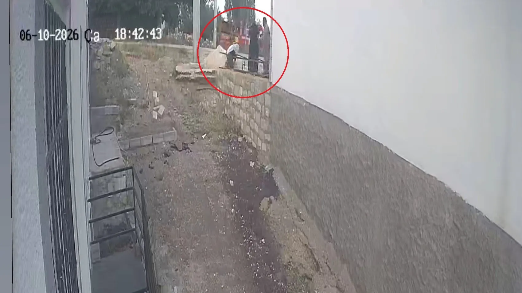 Engelli kızı için rampa isteyen kadına komşusundan kürekli saldırı