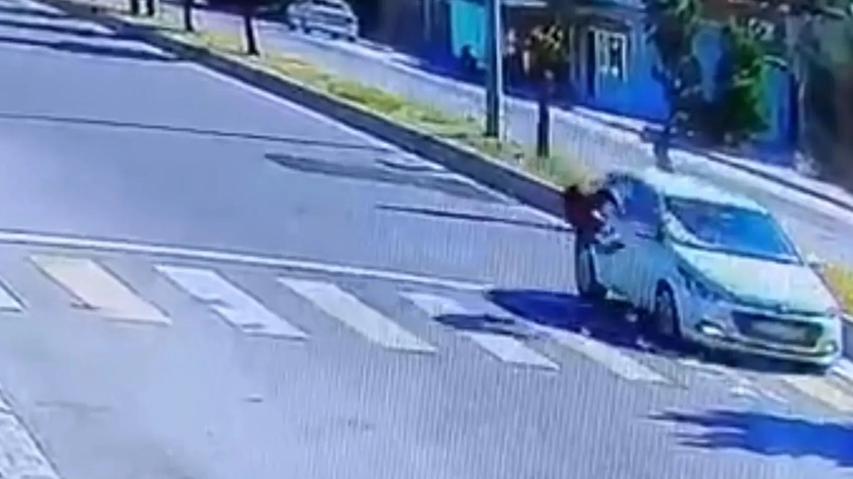 Ceylanpınar'da yolun karşısına geçmeye çalışan kadına otomobil çarptı