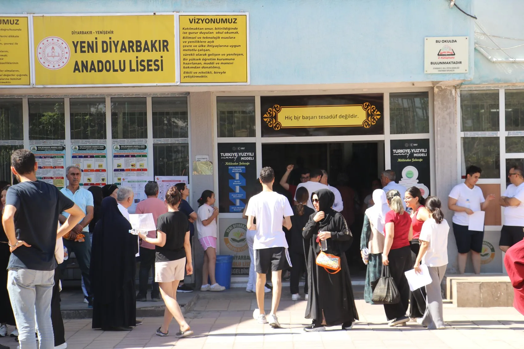 Diyarbakırlı gençler sınav salonunda aileler dışarıda ter döktü