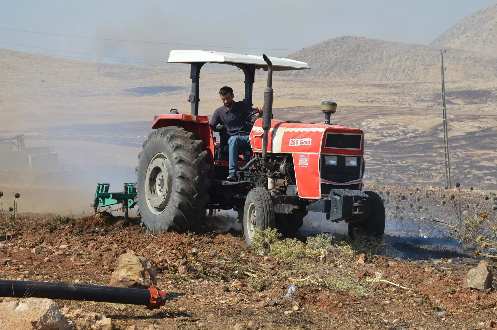 Mardin'de kontrolden çıkan anız yangını köyü küle çevirdi