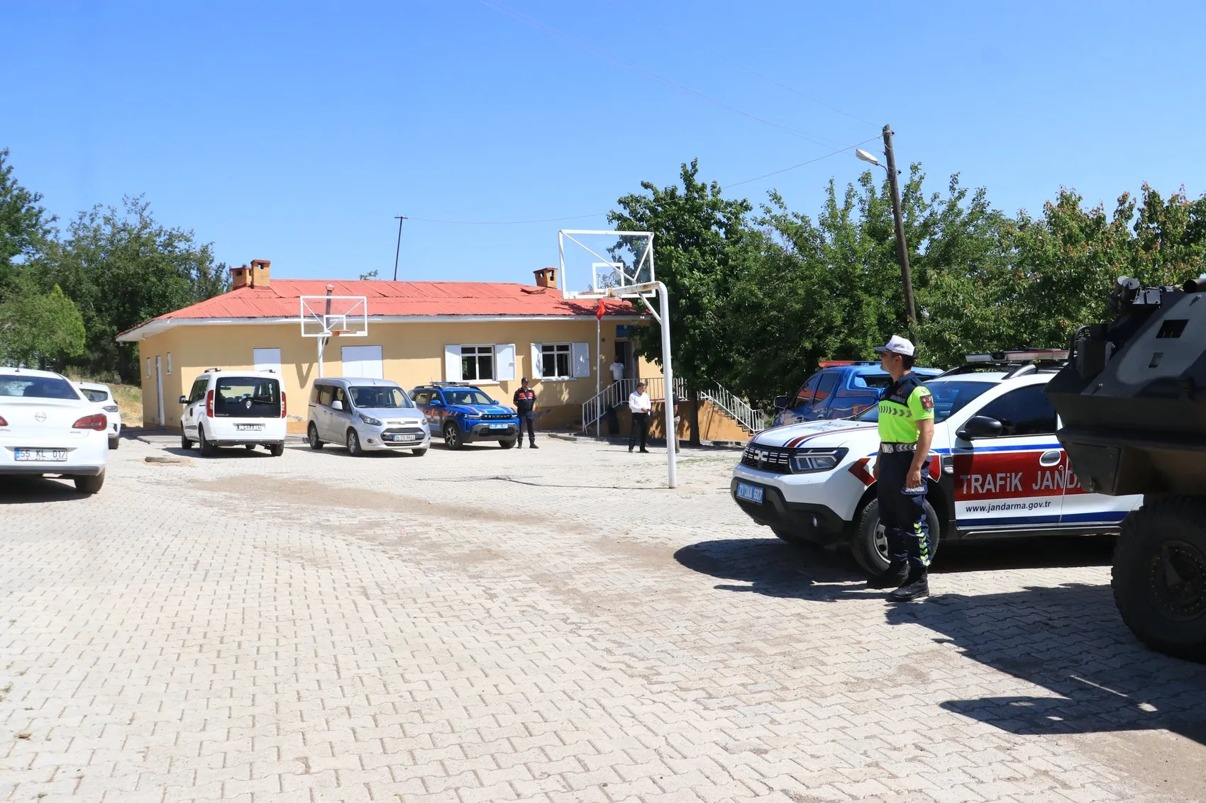 Tavşantepe Mahallesi muhtarlık koltuğu için sandık başında