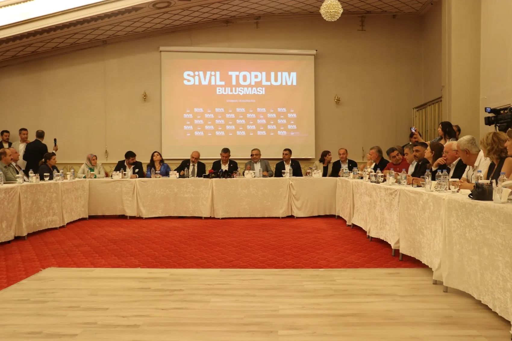 Özgür Özel Diyarbakır’da demokrasi mesajı verdi