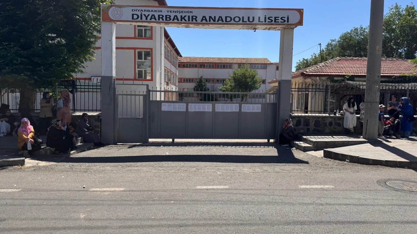 Diyarbakır'da LGS telaşı 25 öğrenciyi polis son anda yetiştirdi