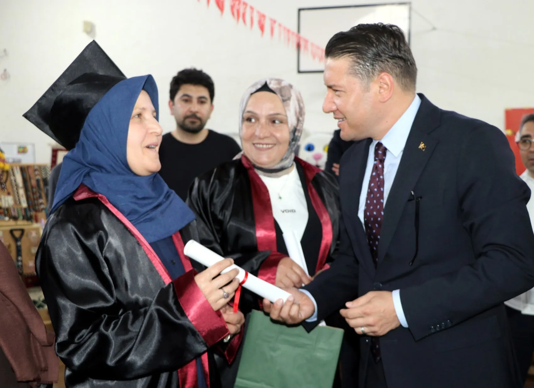 Van'da 56 yaşındaki Aysel Özbek kep atarak lise mezunu oldu
