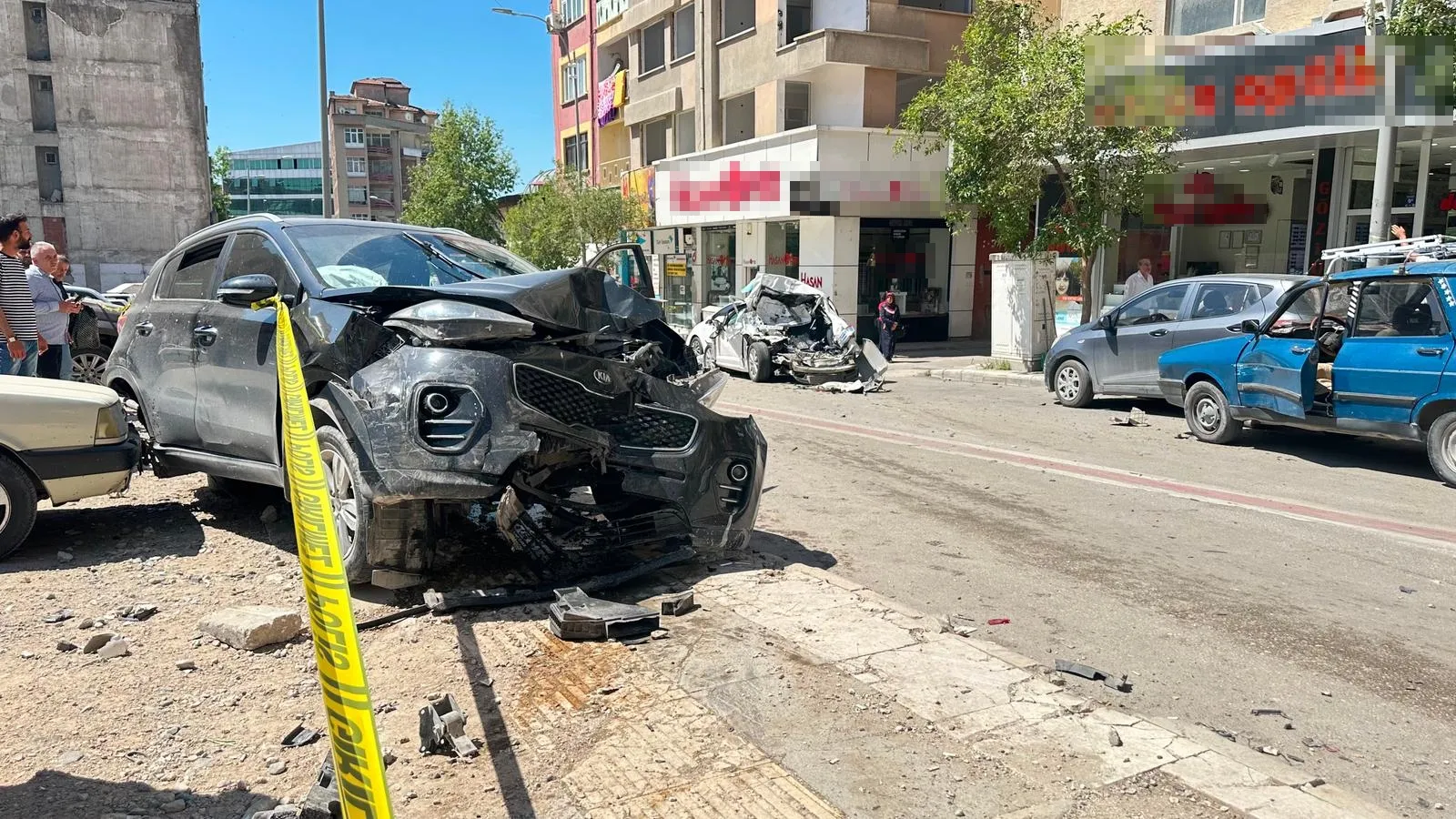 Elazığ’da dehşet anları Hafriyat kamyonu 10 aracı biçti