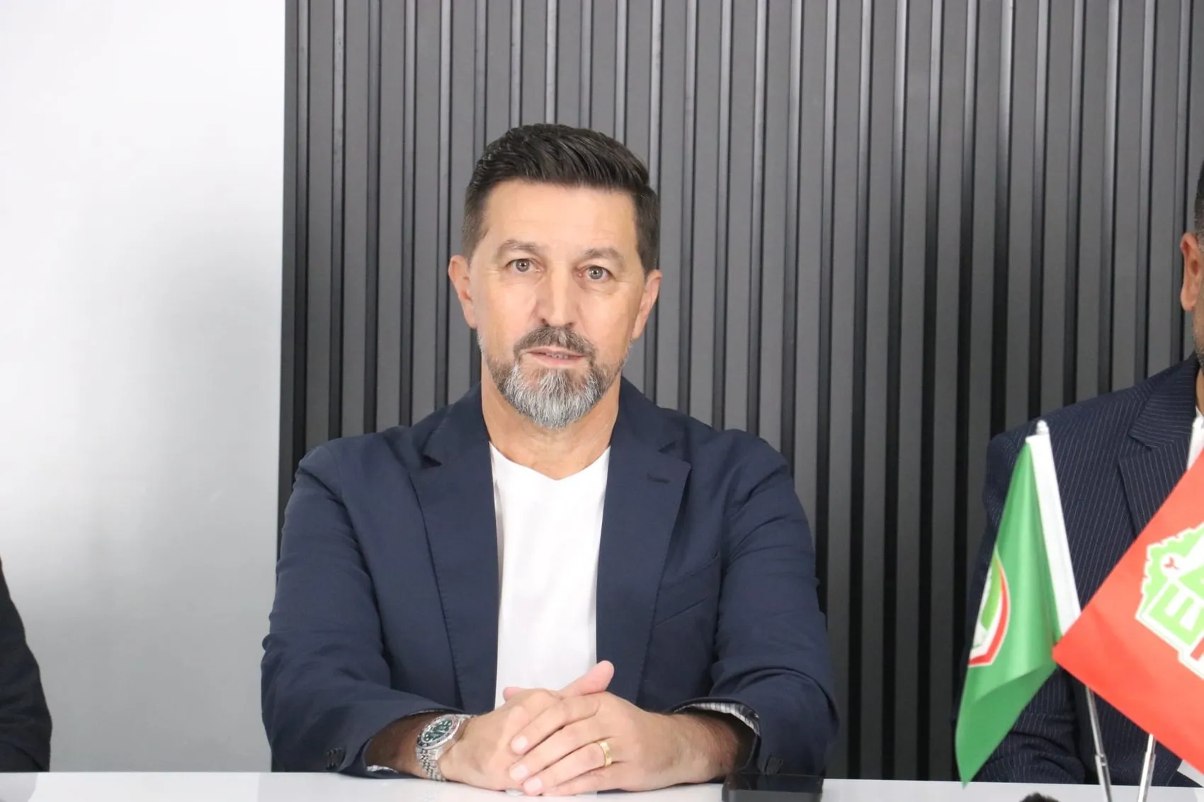 Amedspor Süper Lig için imzayı Besnik Hasi’ye attırdı