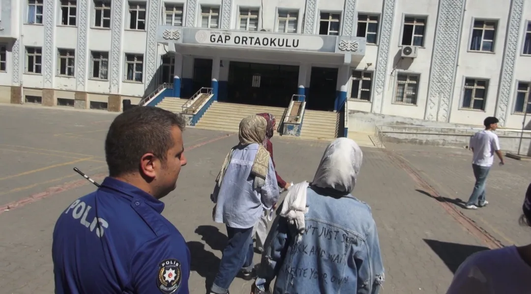 Batman'da sınav telaşı yaşayan kardeşlerin imdadına polis yetişti