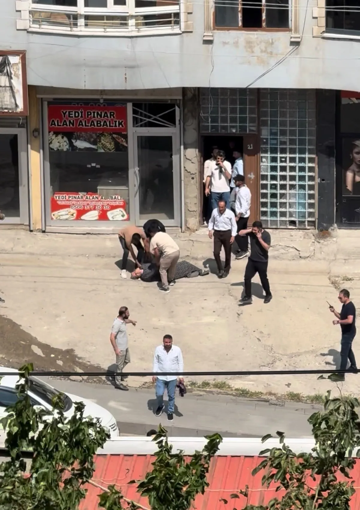 Şemdinli sokaklarında silahlı ve sopalı kavga dehşeti
