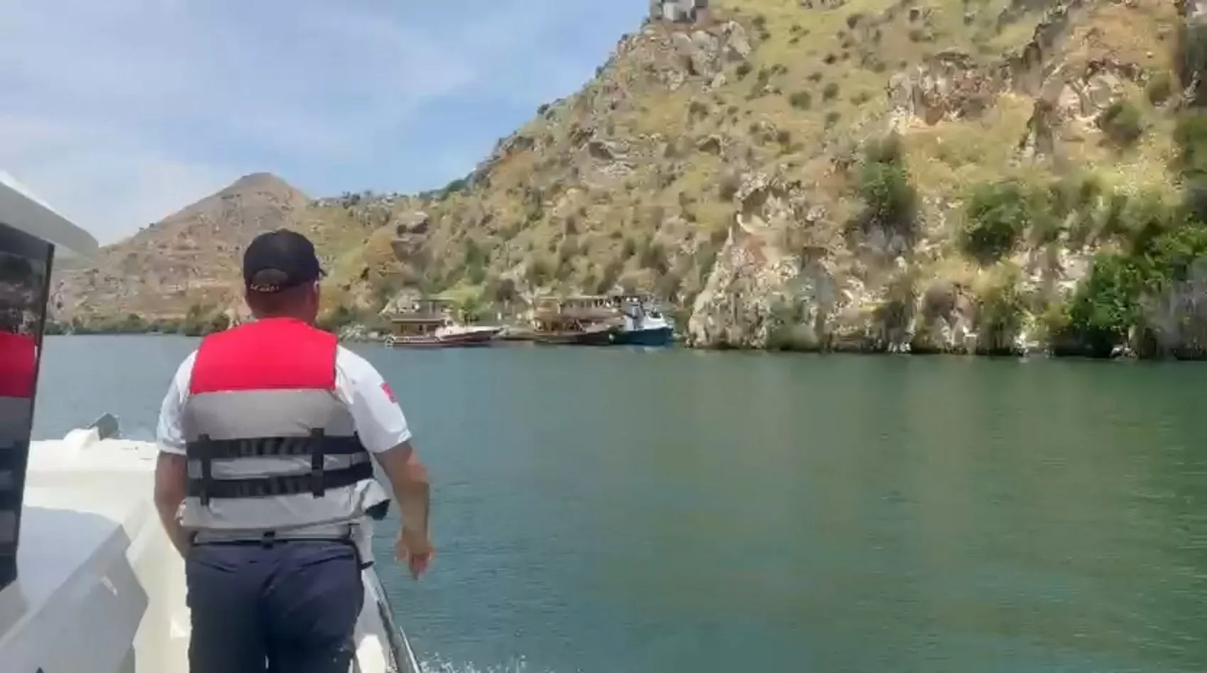 Halfeti sularında mahsur kalan 40 kişi kurtarıldı