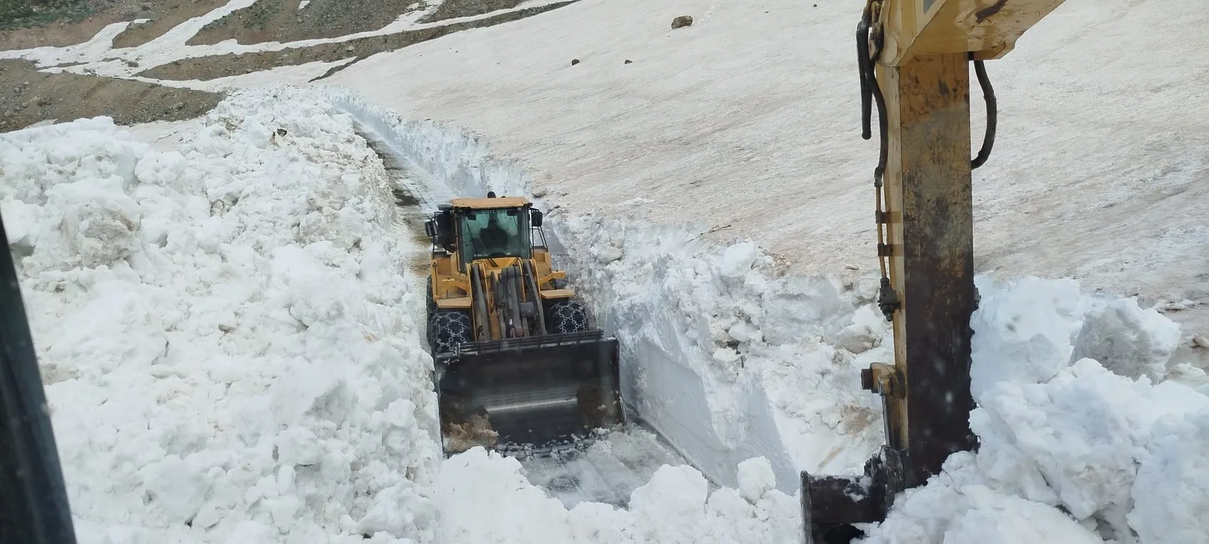 Yüksekova'da altı metrelik karda zorlu yol mesaisi
