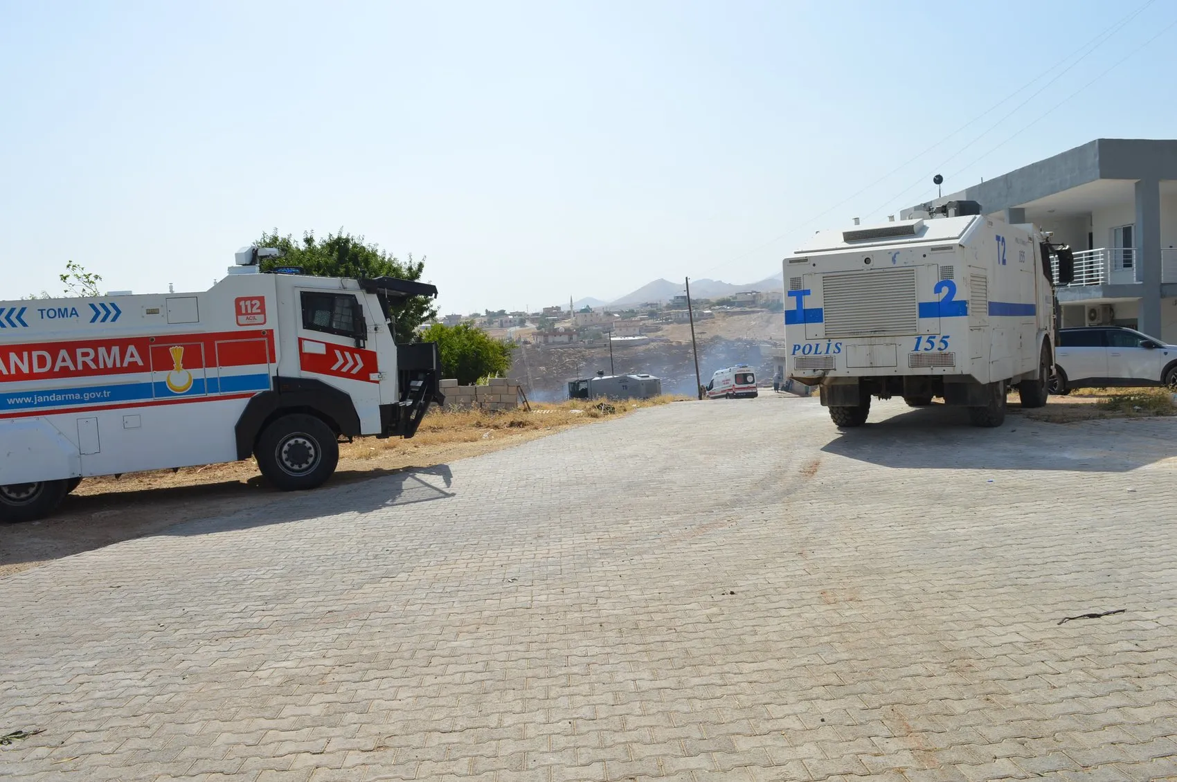Mardin'de kontrolden çıkan anız yangını köyü küle çevirdi