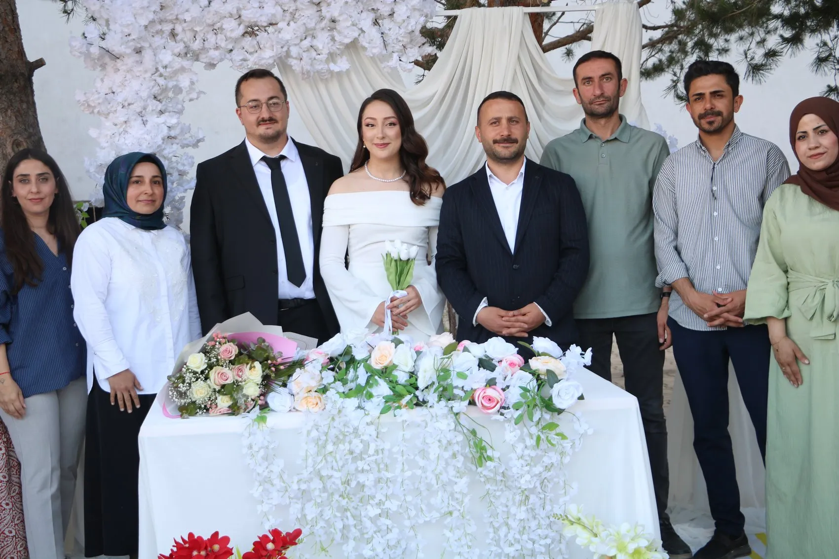 Yüksekova’da meslektaş öğretmen çift okul bahçesinde dünyaevine girdi