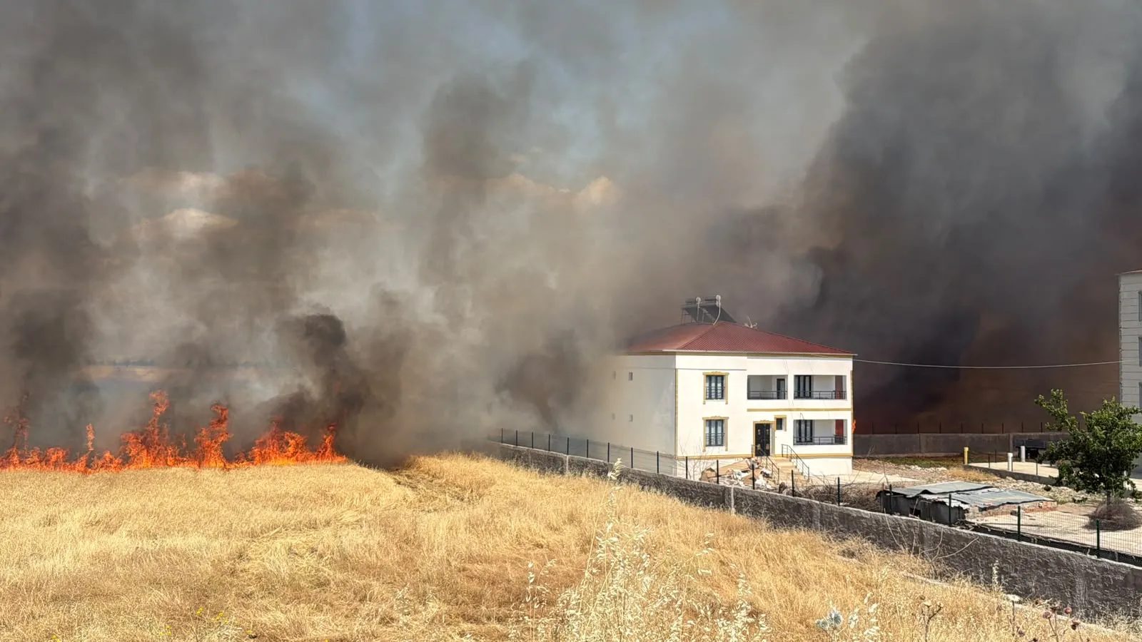 Diyarbakır Bağlar’da korkutan yangın büyümeden söndürüldü