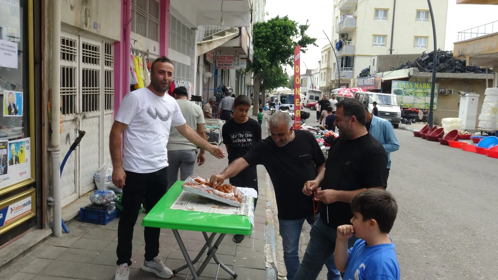 Batman'da Aziz Yıldırım kutlaması Sokakta tatlı dağıttı