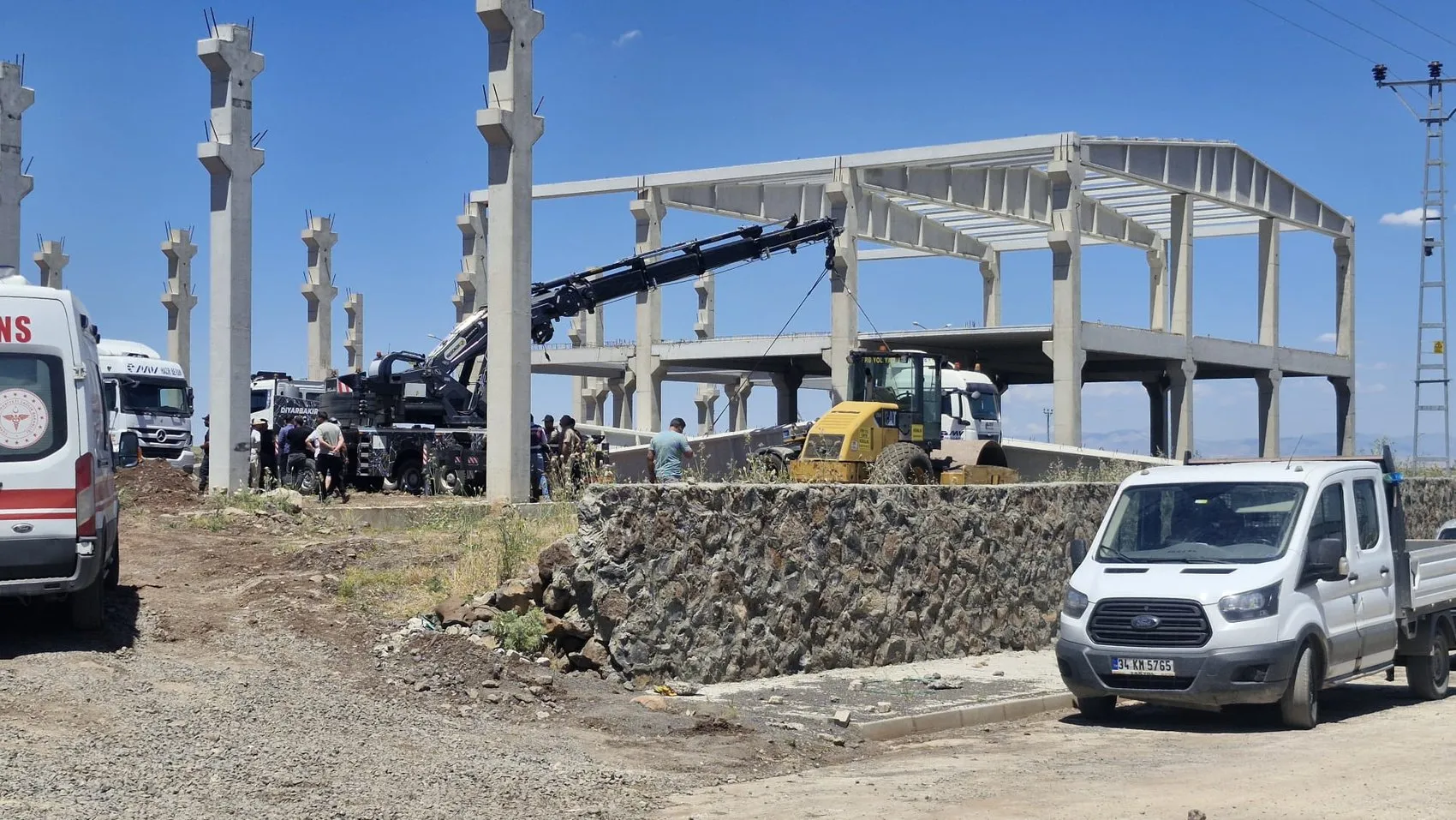 Diyarbakır'da inşaat faciası Beton blok işçilerin üzerine devrildi