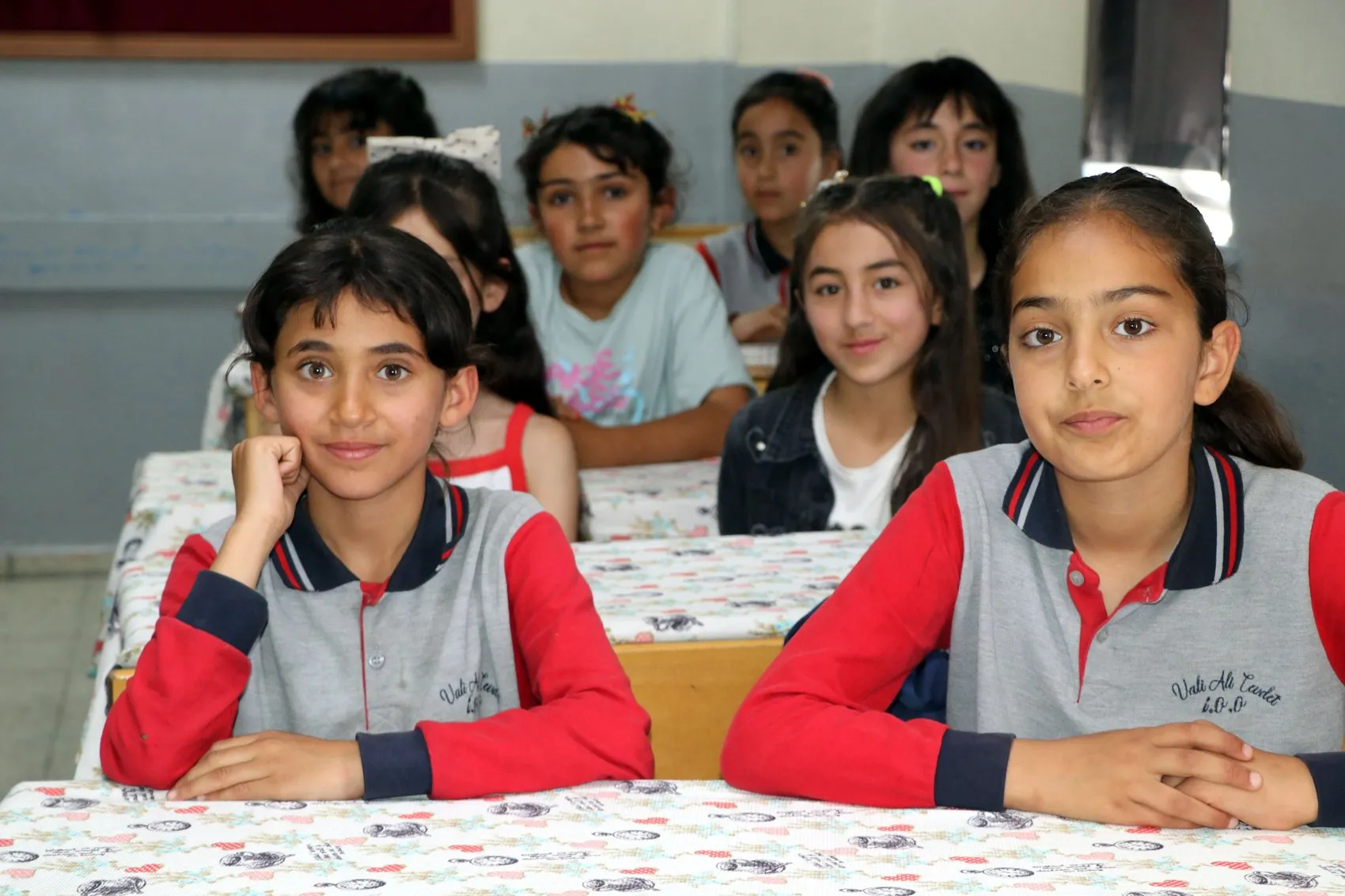 Üç yıl tek başına okudu şimdi otuz iki arkadaşıyla karne aldı