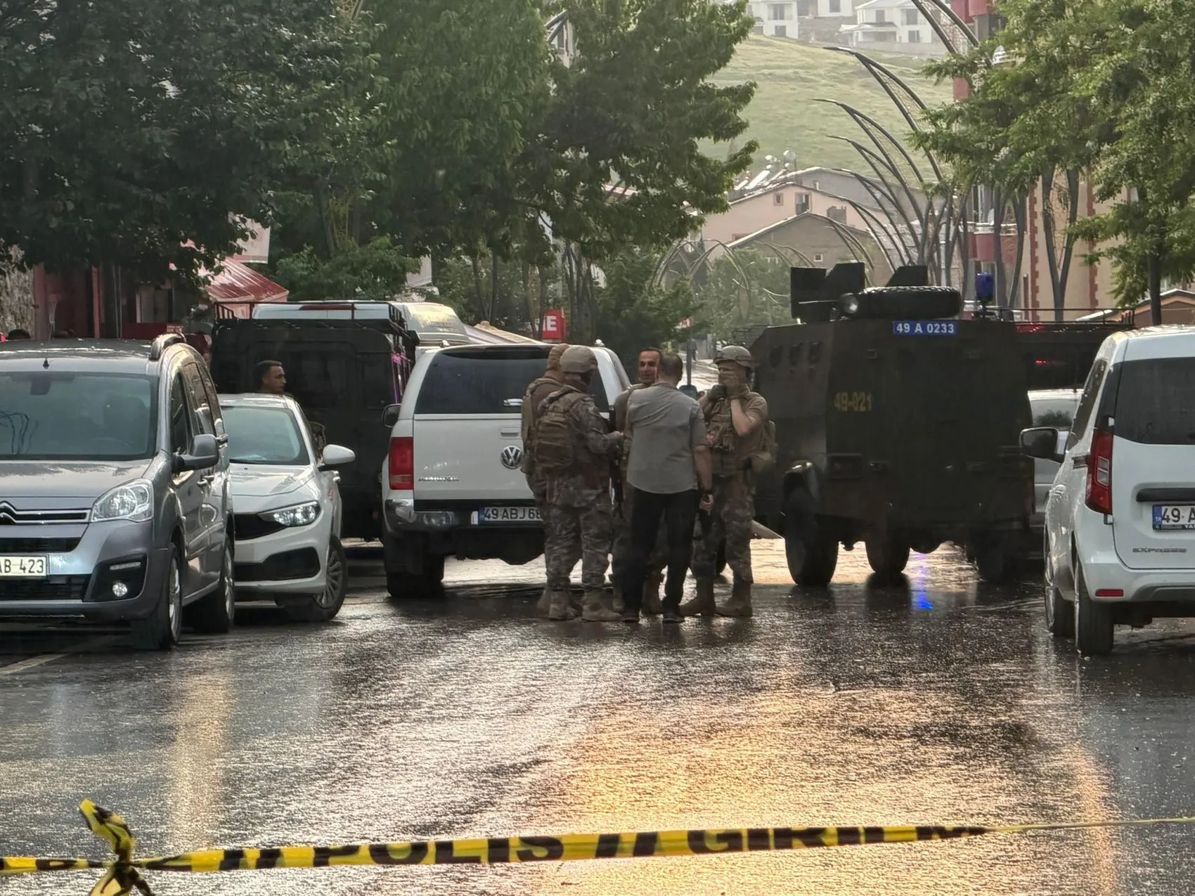 Muş'ta silahlı dehşet Kardeşini vurdu, polisle çatışmaya girdi