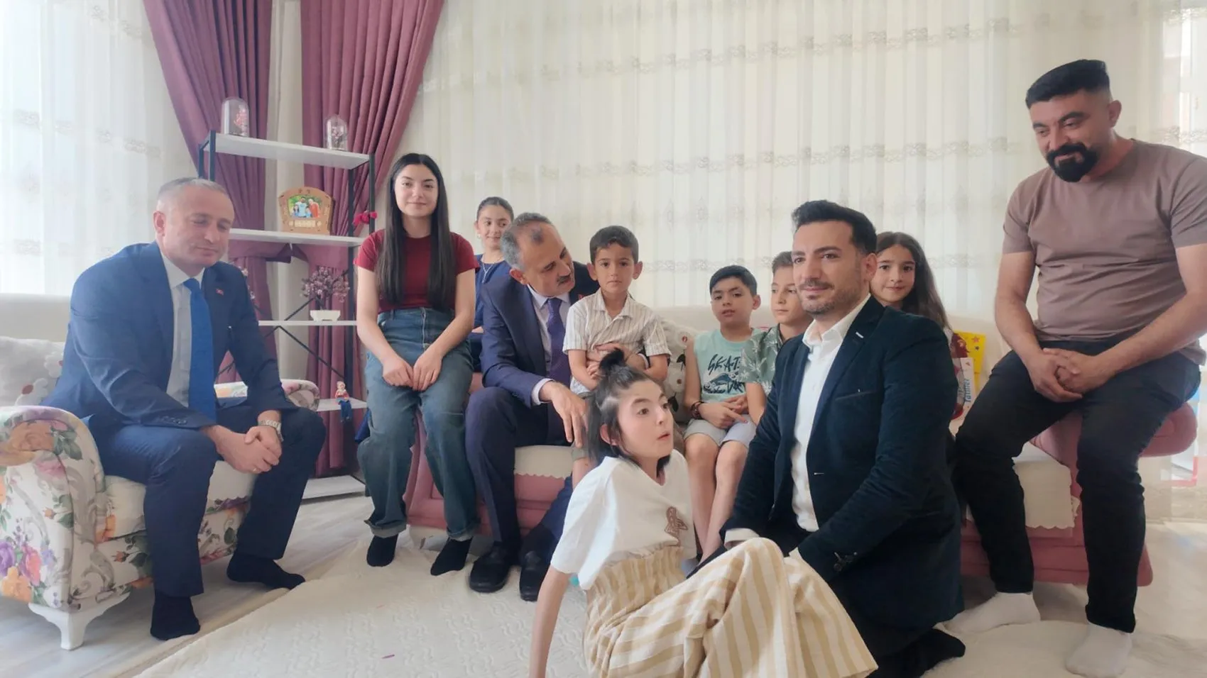 Ağrı'da karne heyecanı evde eğitim gören Elif’in evine taşındı