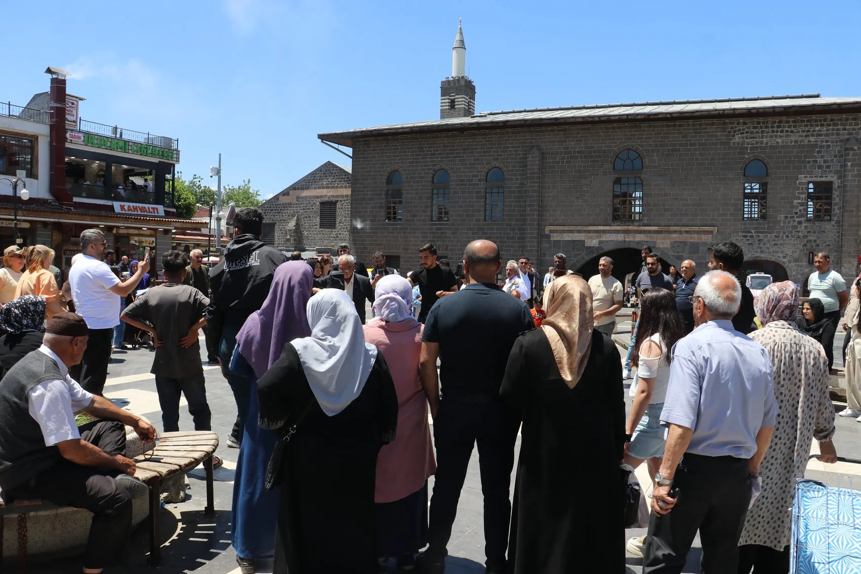 Diyarbakır sokakları turistlerle doldu esnafın yüzü güldü