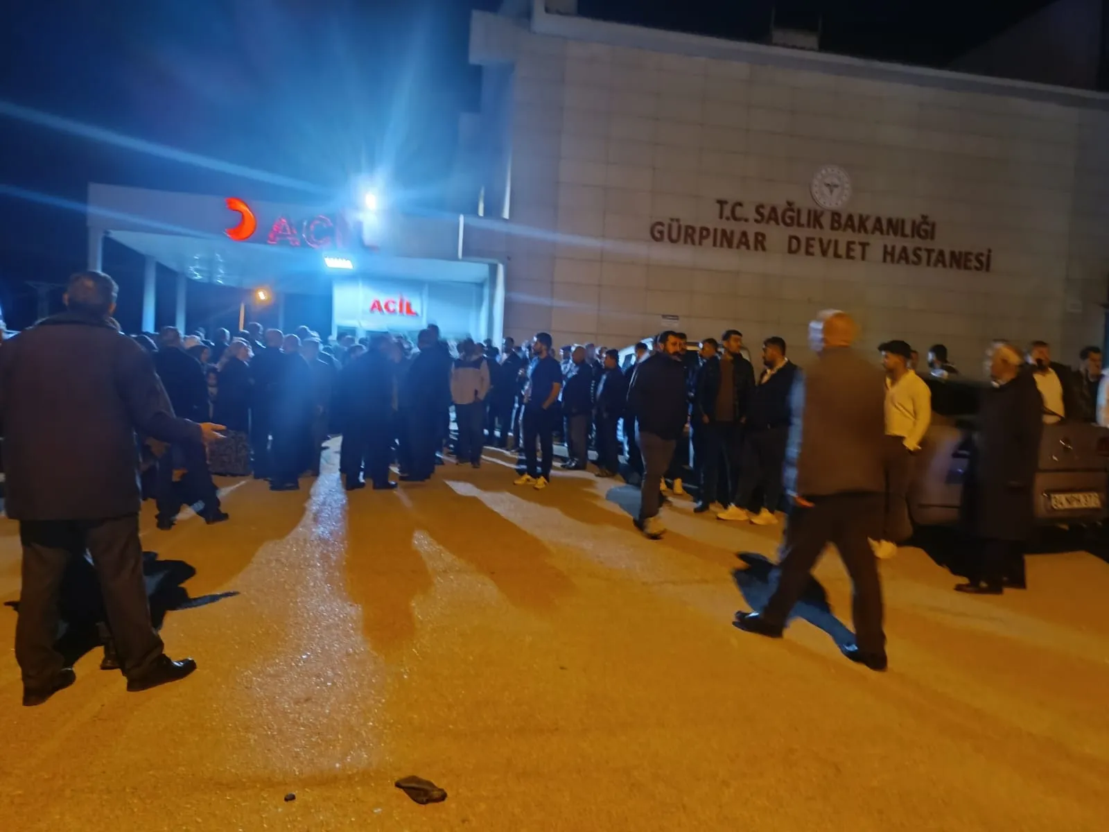 Van'da hayvanlarını karşıya geçiren babaya otomobil çarptı