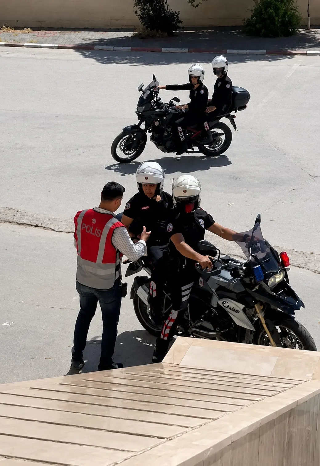 Şanlıurfa’da sınava yetişemeyen öğrencilerin imdadına polis koştu