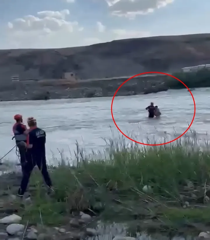 Siirtte yükselen sular arasında mahsur kalan çocuğu AFAD ekipleri kurtardı
