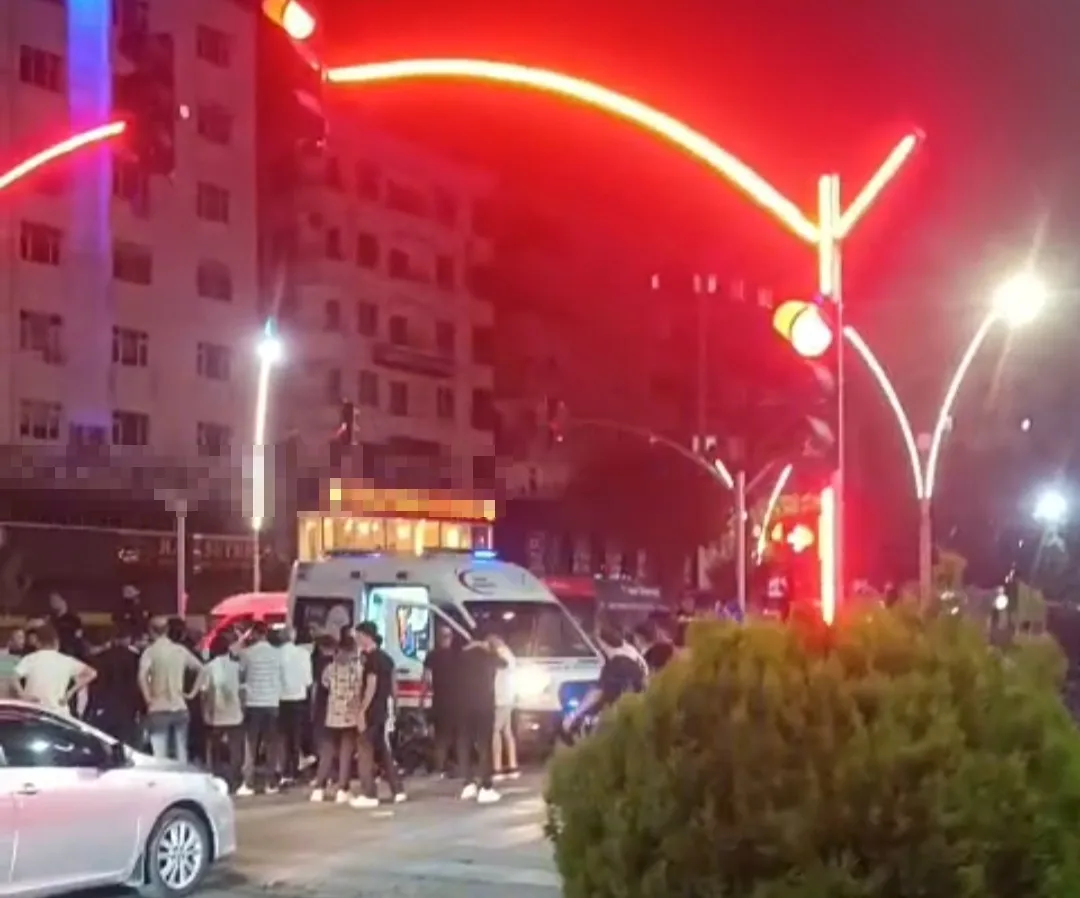 Batman kavşağında motosikletler çarpıştı 3 yaralı