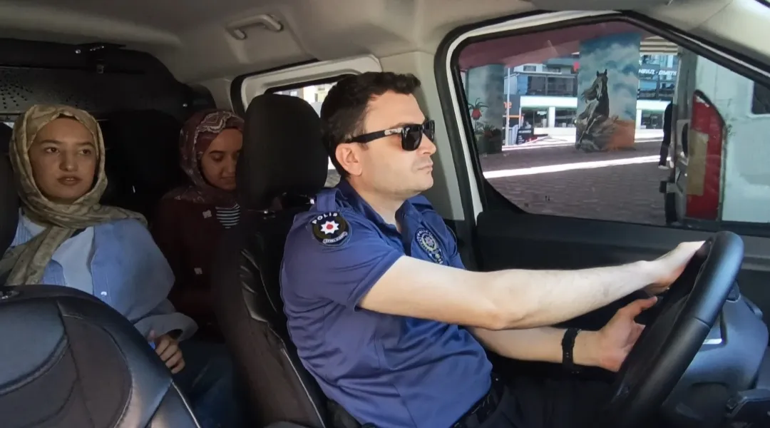 Batman'da sınav telaşı yaşayan kardeşlerin imdadına polis yetişti
