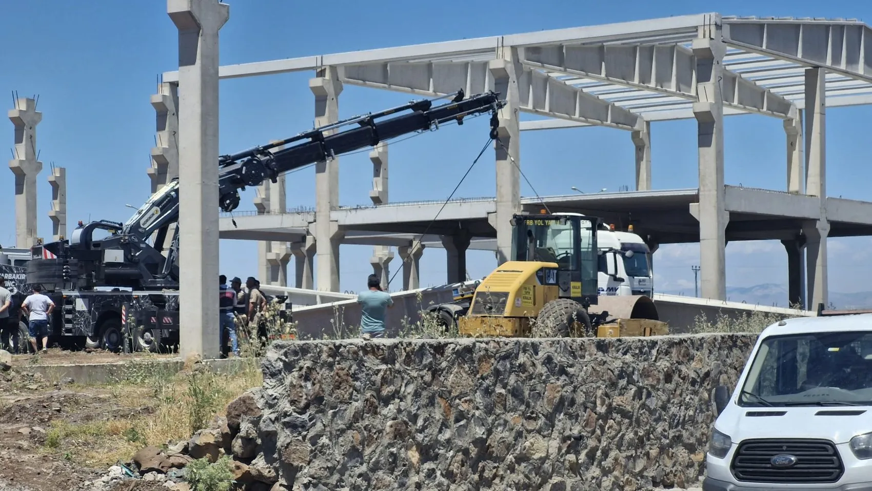 Diyarbakır'da inşaat faciası Beton blok işçilerin üzerine devrildi