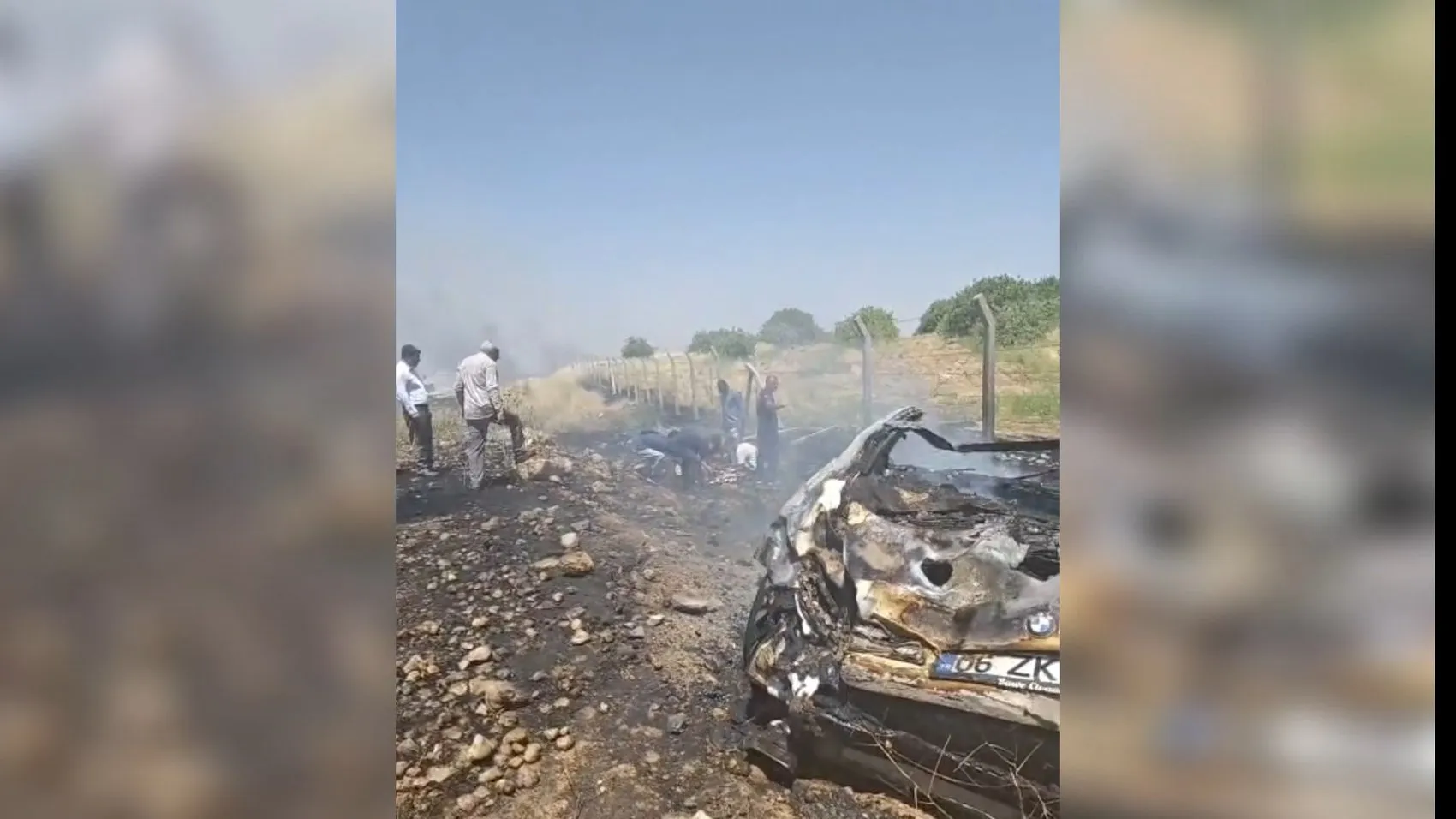Şanlıurfa’da kaza yapan araç alev alınca paraları kurtarma telaşı başladı