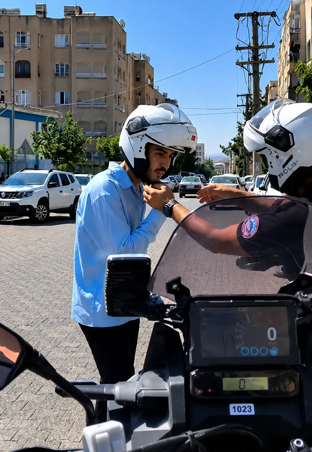 Şanlıurfa’da sınava yetişemeyen öğrencilerin imdadına polis koştu