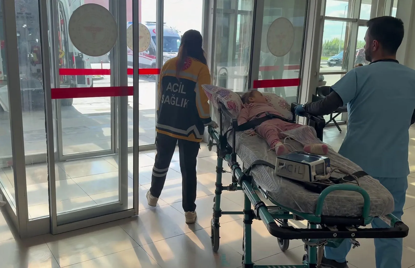 İki bebek acil şifa için İstanbul yolcusu