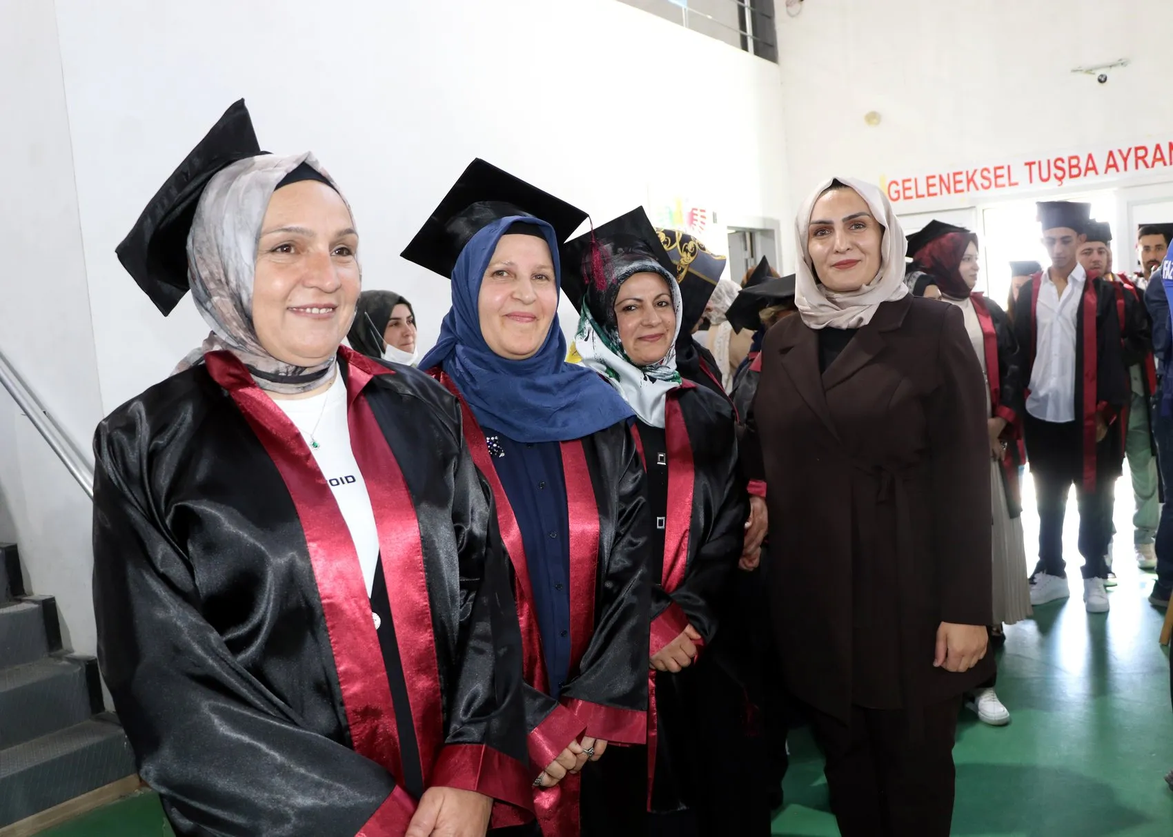 Van'da 56 yaşındaki Aysel Özbek kep atarak lise mezunu oldu