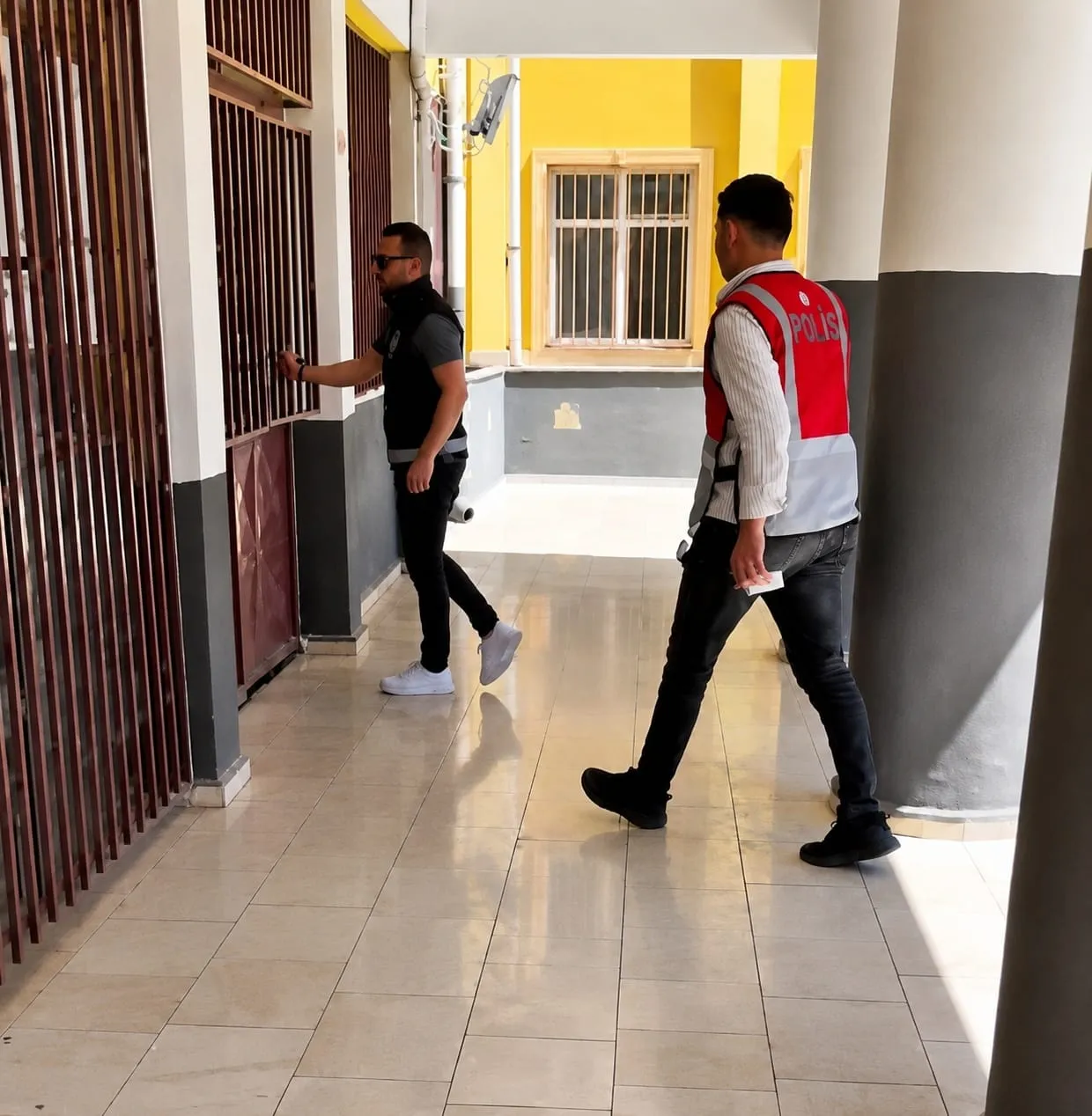 Şanlıurfa’da sınava yetişemeyen öğrencilerin imdadına polis koştu