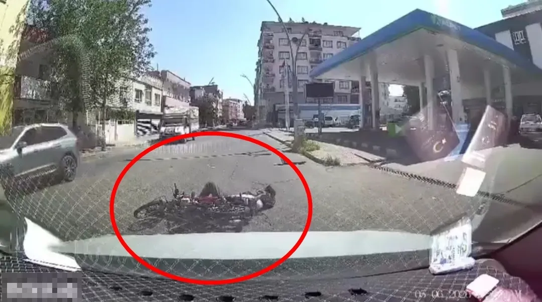 Batman'da motosiklet kazası kameraya saniye saniye yansıdı