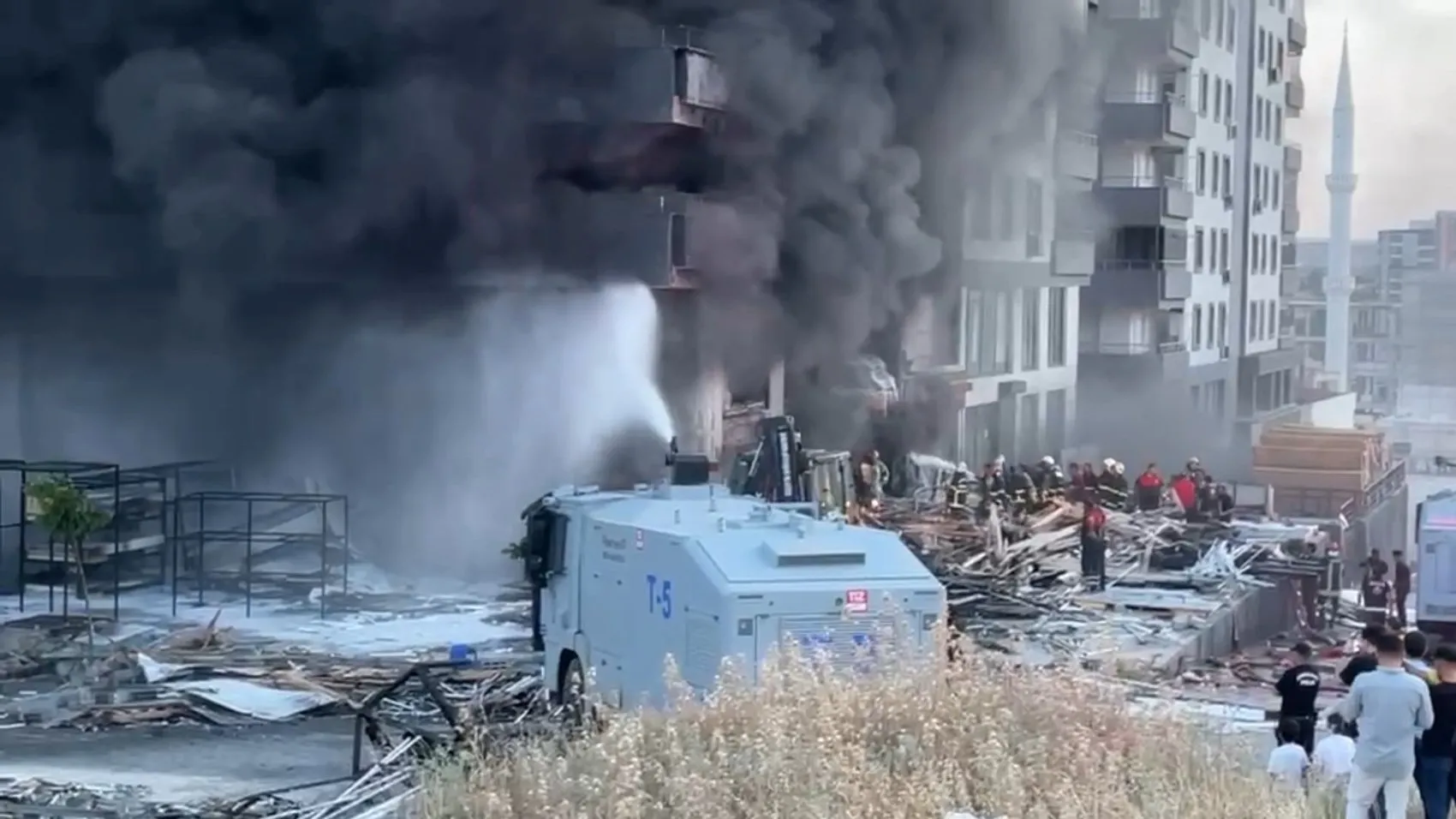 Şanlıurfa’daki 10 katlı binada korkutan yangın