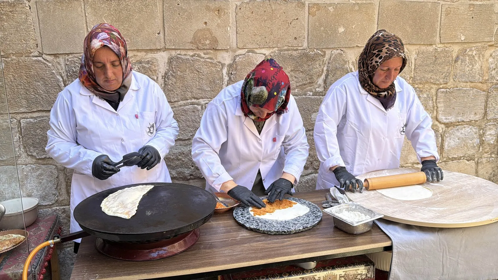 Midyatlı kadınlar tarihi konakta el emeğini kazanca dönüştürüyor