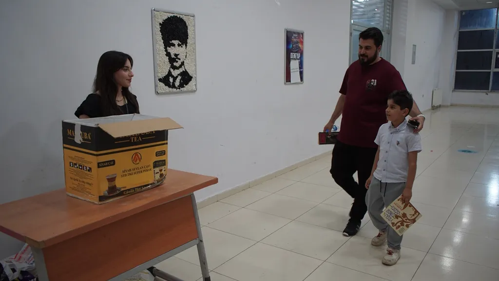 Siirt’te tiyatro biletleri köy okullarına kitap oldu
