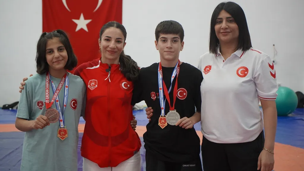 Siirtli genç güreşçiler Avrupa minderinde tarih yazdı