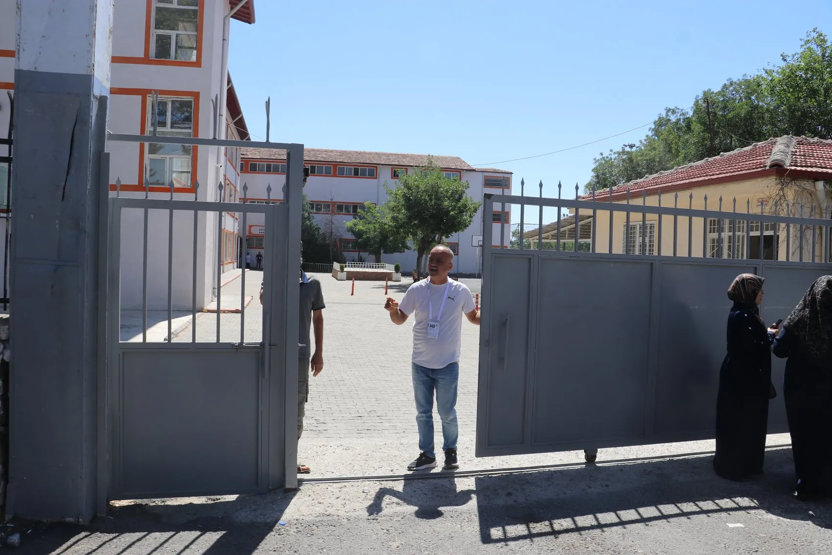 Diyarbakırlı gençler sınav salonunda aileler dışarıda ter döktü