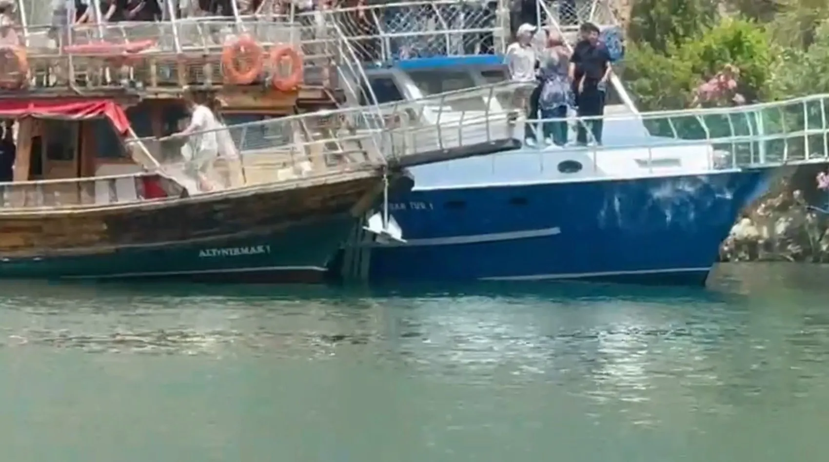 Halfeti sularında mahsur kalan 40 kişi kurtarıldı