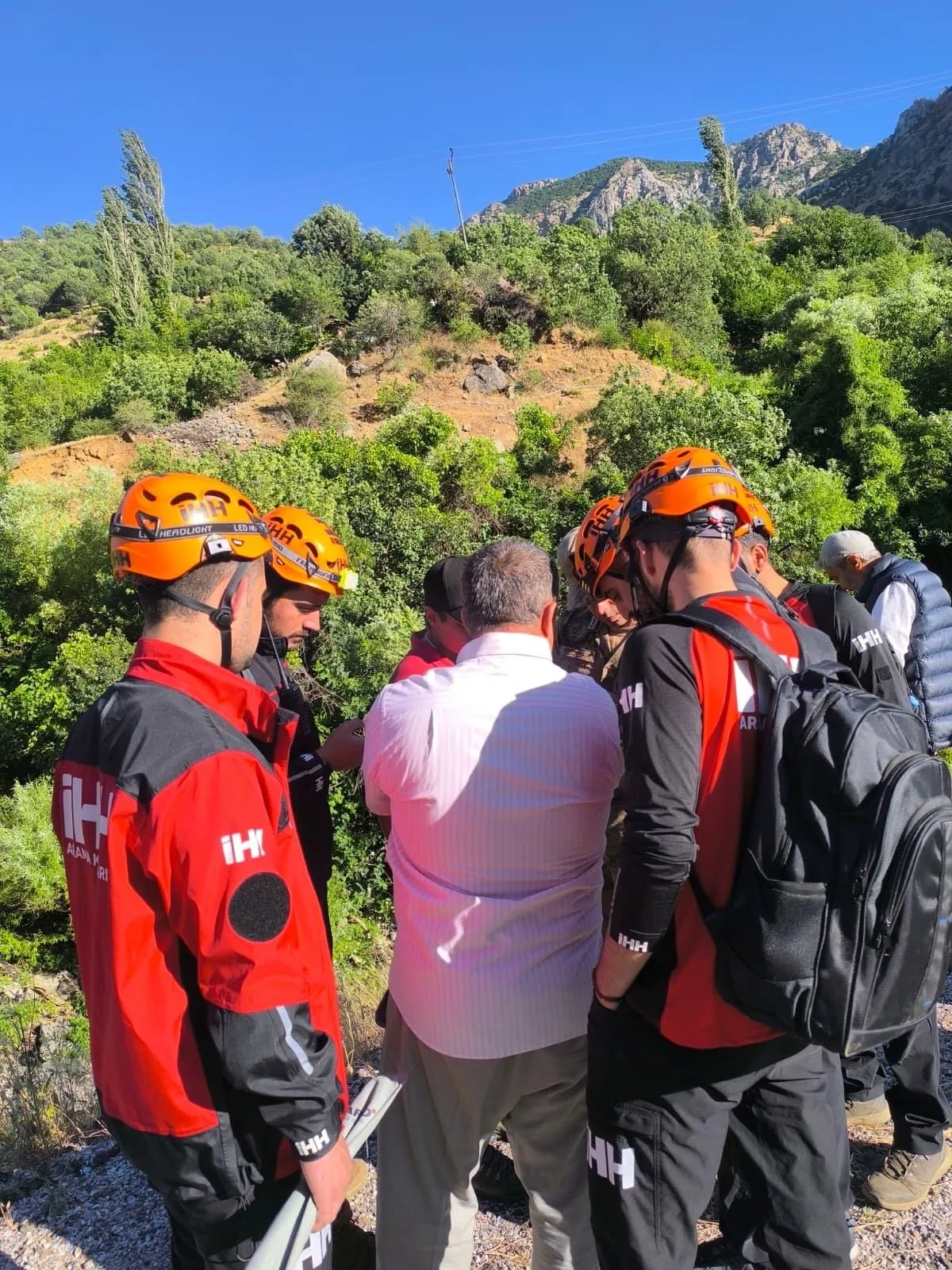 Bitlis'te dereye giren kardeşlerden biri hayatını kaybetti diğeri aranıyor