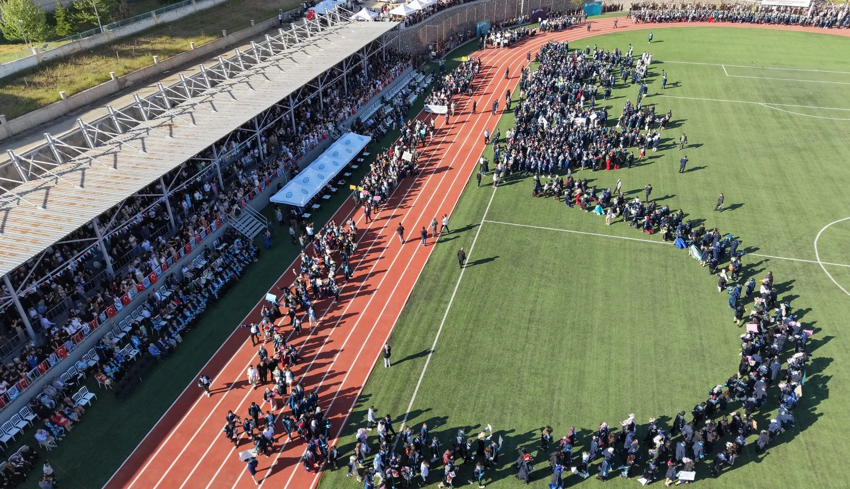 Bitlis Eren Üniversitesi'nde 2 bin 800 genç iş hayatına uğurlandı