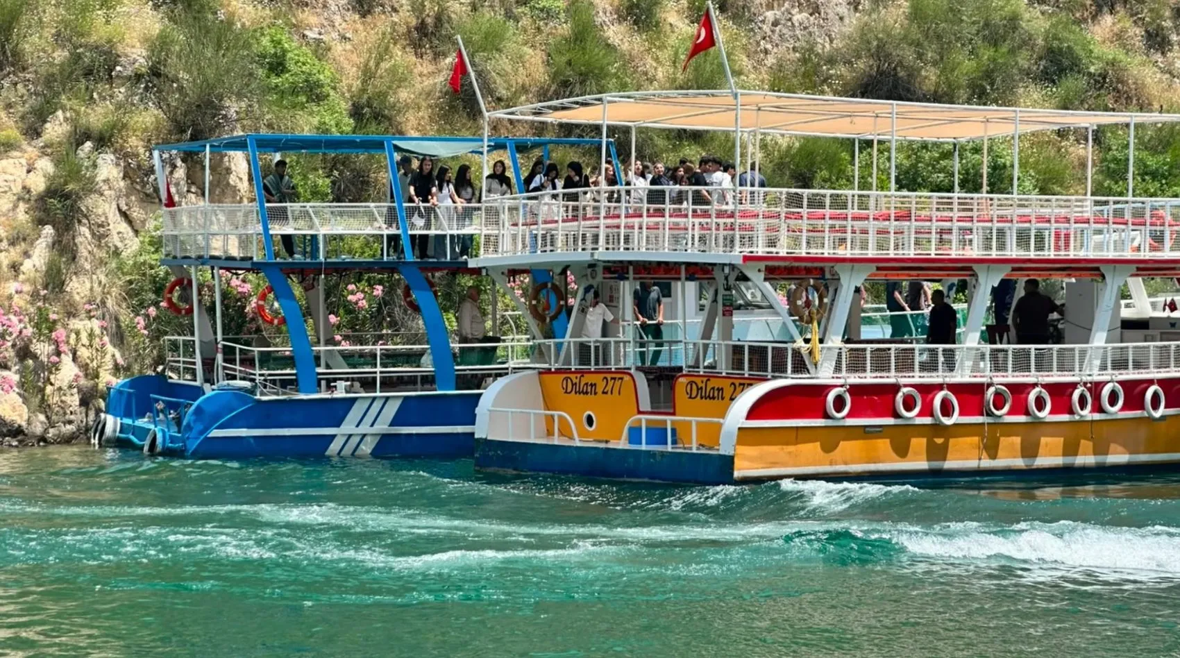 Halfeti sularında mahsur kalan 40 kişi kurtarıldı