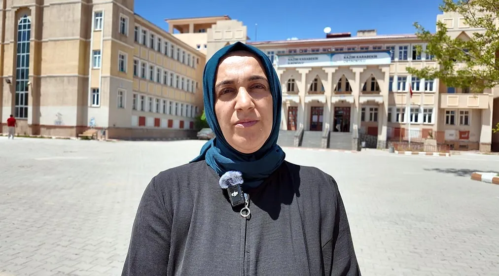 43 yaşındaki anne çocuklarıyla aynı sınav sırasında ter döktü