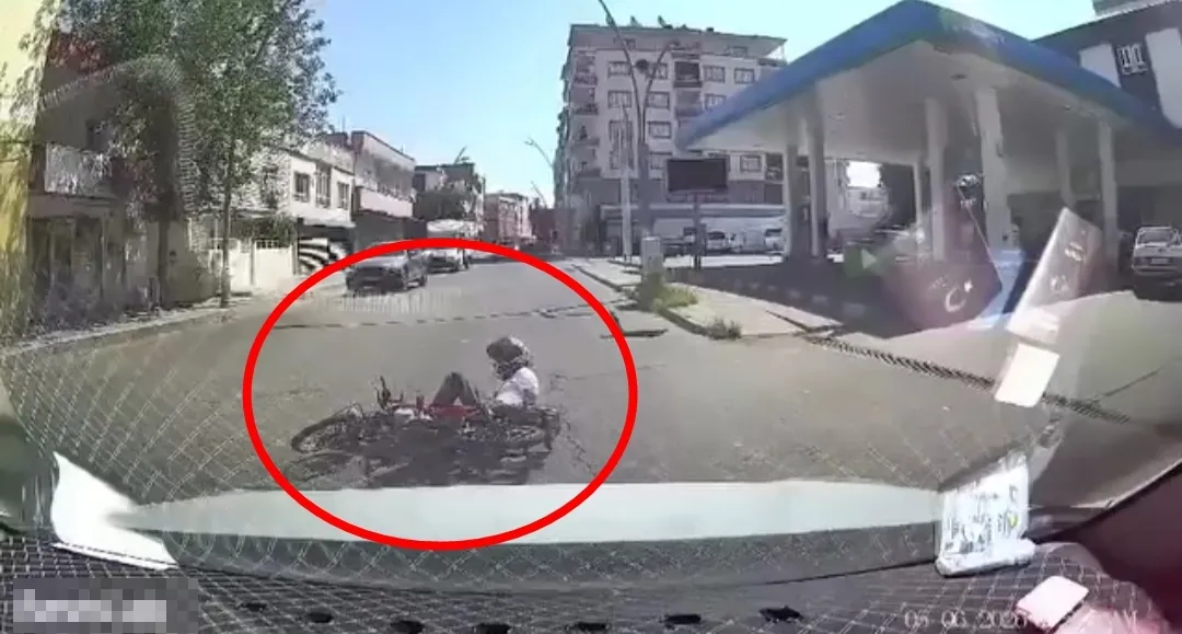 Batman'da motosiklet kazası kameraya saniye saniye yansıdı