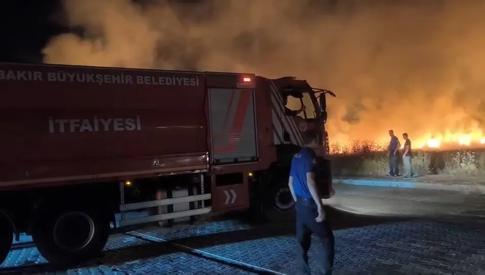 Diyarbakır Havalimanı yakınında korkutan anız yangını